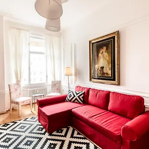  Appartamento Golden Esthetic With Red Sofa Ungheria